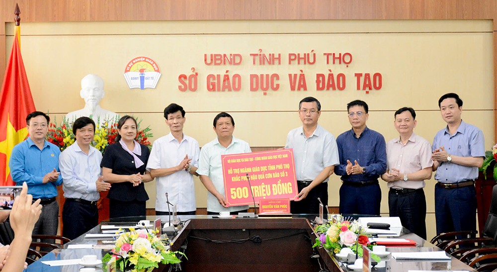 Bộ Giáo dục và Đào tạo hỗ trợ 500 triệu đồng cho ngành giáo dục Phú Thọ góp phần khắc phục hậu quả bão lũ số 3