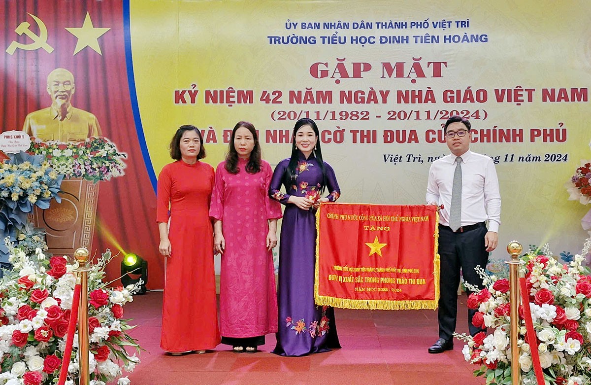 Phú Thọ: Trường Tiểu học Đinh Tiên Hoàng kỷ niệm 42 năm ngày Nhà giáo Việt Nam, đón nhận Cờ thi đua của Chính Phủ