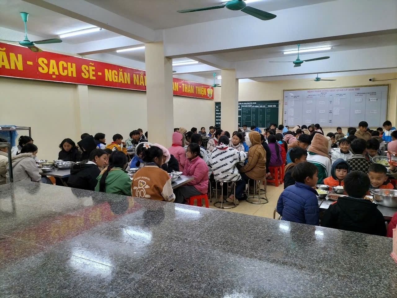 Lào Cai: 15 tấn gạo hỗ trợ đợt 1 đến với học sinh trường PTDTBT TH&THCS Dìn Chin, huyện Mường Khương