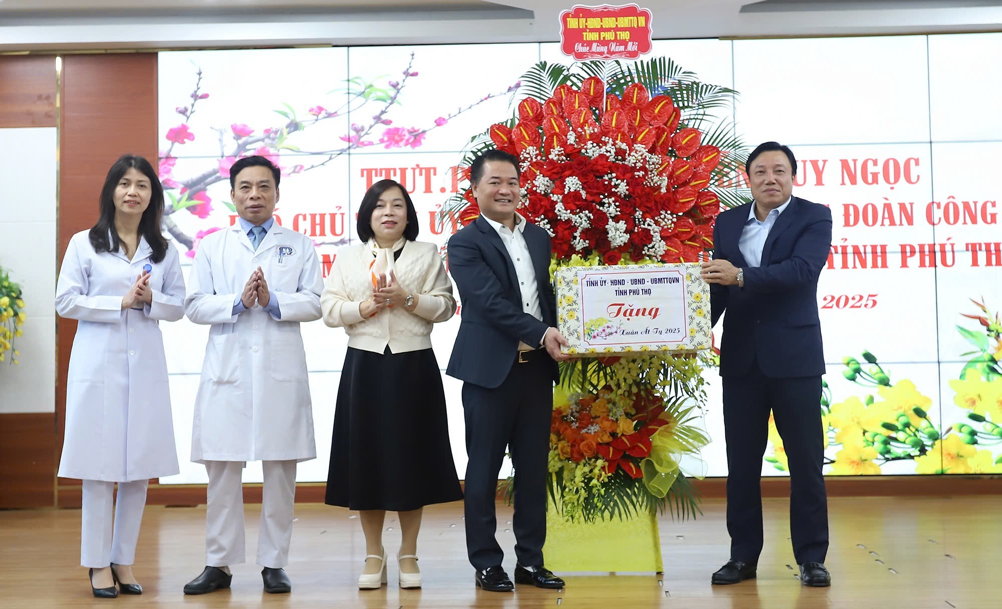 Lãnh đạo tỉnh tặng quà Bệnh viên đa khoa Phú Thọ