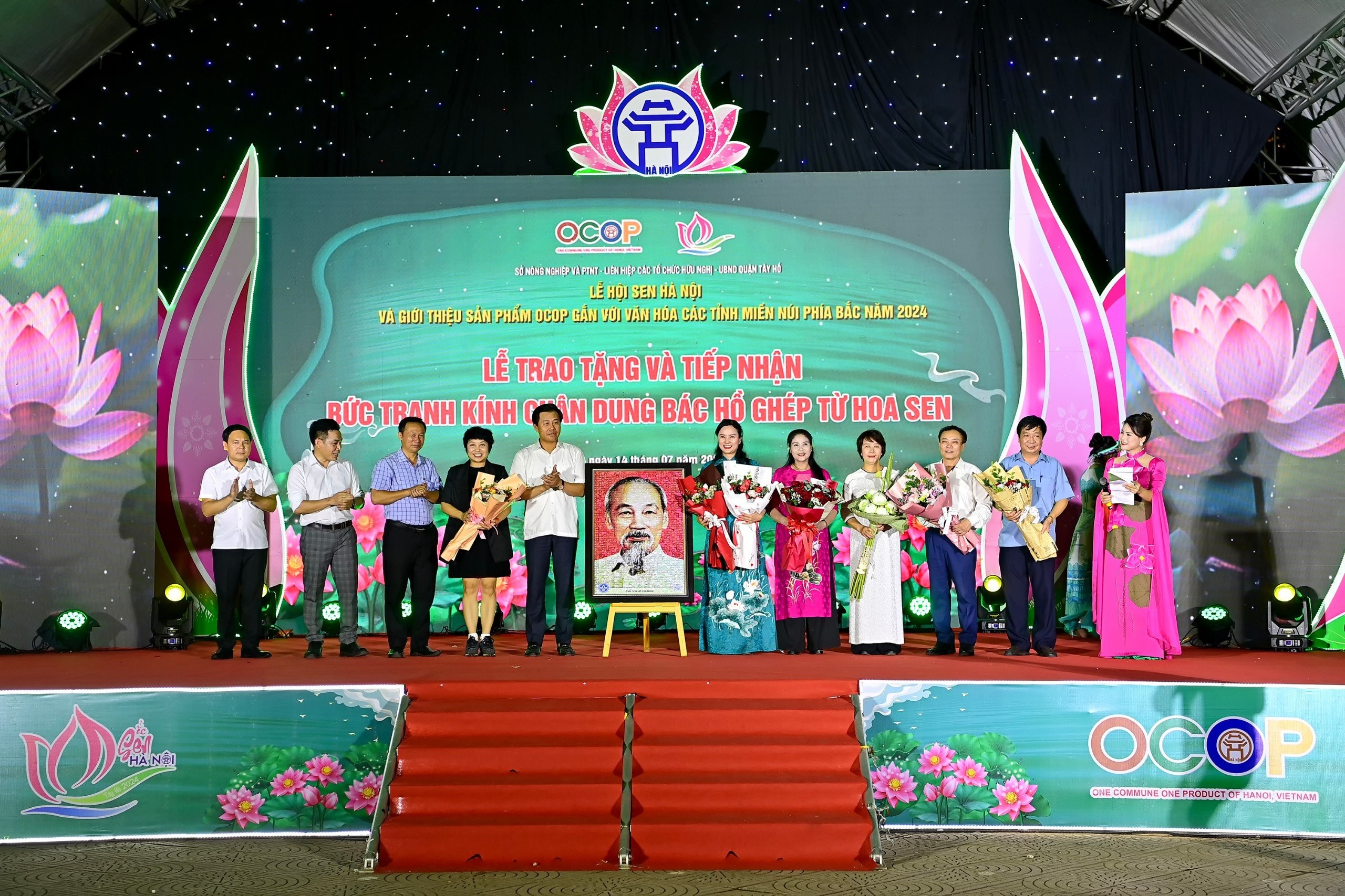 Tác phẩm Chân dung Bác Hồ ghép từ hàng vạn đóa sen giống như một bảo tàng về hoa sen, gửi gắm biết bao tài năng, tâm huyết