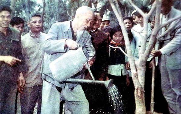 Mùa xuân nghĩ về sự nghiệp trồng cây và sự nghiệp trồng người