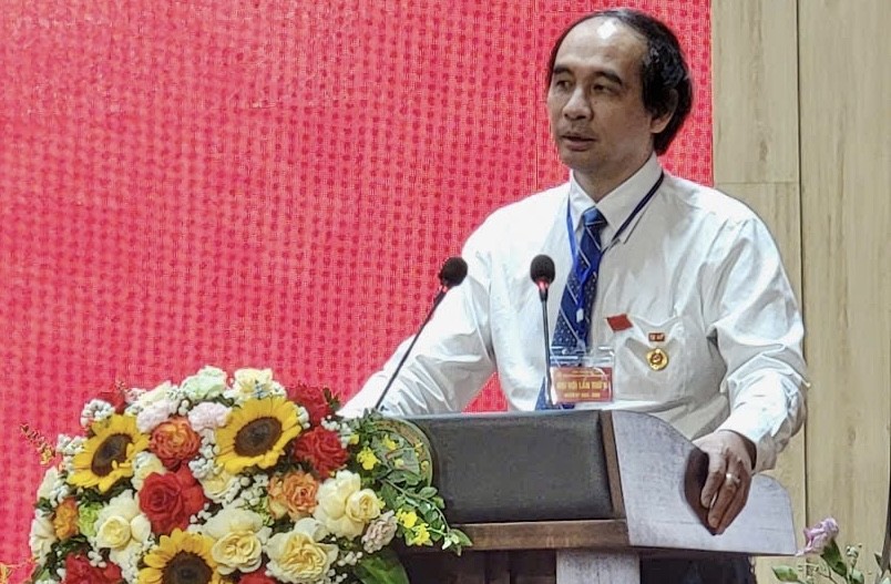 PGS.TS Đào Thế Anh vinh dự nhận Huy hiệu 40 năm tuổi Đảng