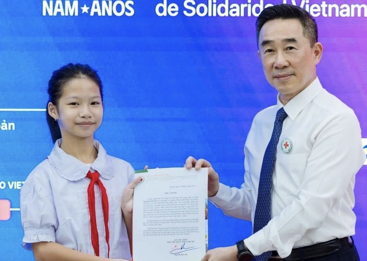 BÀN TAY NHỎ - TRÁI TIM LỚN!