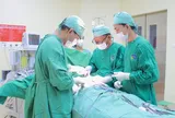 Nam thiếu niên tắc ruột do dính sau mổ thoát vị rốn từ nhỏ