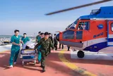 Tận dụng ‘thời gian vàng’, trực thăng xuyên đêm đưa bệnh nhân sốc tủy từ đảo Sơn Ca về đất liền cấp cứu