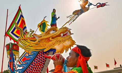 PHOTO: Độc đáo nghi lễ rước Long Châu trong lễ hội Cầu ngư xã Ngư Lộc, Hậu Lộc, Thanh Hoá