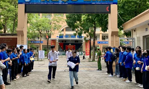 Hà Nội: Sôi động ngày đầu kỳ thi tốt nghiệp THPT 2024 tại điểm thi THCS Ngọc Lâm