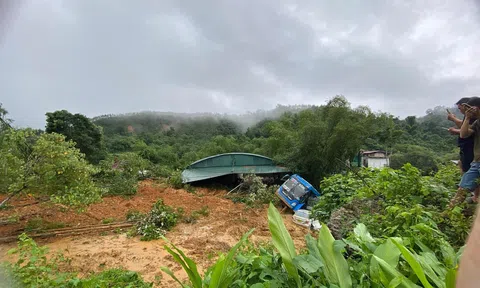 Hà Giang: Sạt lở nghiêm trọng trên Quốc lộ 2 vùi lấp nhiều nhà và xe