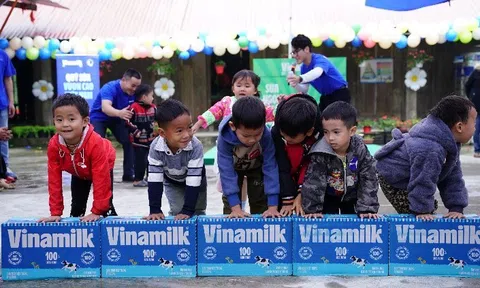 Hộp quà bất ngờ Vinamilk mang niềm vui đến trẻ em vùng cao