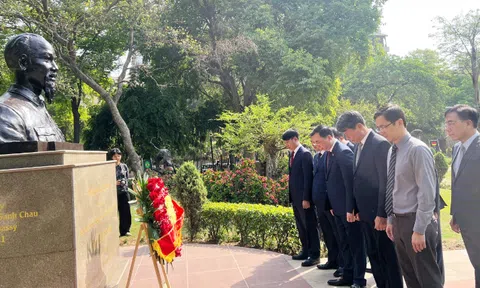 Đoàn công tác tỉnh Vĩnh Phúc dâng hoa tại Tượng đài Chủ tịch Hồ Chí Minh và làm việc với Đại sứ quán Việt Nam tại Ấn Độ