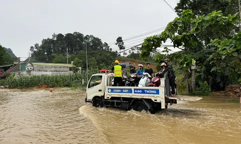 Tuyên Quang: CSGT dùng ô tô chuyên dụng đưa người dân qua điểm ngập úng