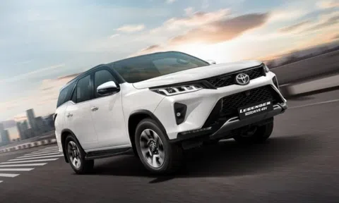 Toyota Fortuner Hybrid 2025 chính thức ra mắt, 'đe nẹt' Ford Everest và Hyundai Santa Fe với giá mềm