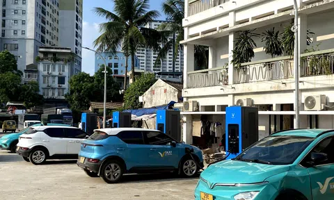 Cận cảnh trạm sạc siêu nhanh hỗ trợ tới 30 xe cùng lúc tại 785 Trương Định