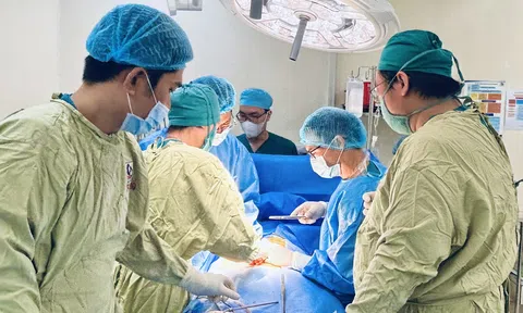 Hai người bệnh trẻ “sống thêm lần nữa” nhờ ghép thận từ người hiến tạng chết não