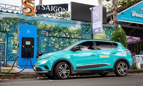 Thêm trạm sạc V-Green siêu nhanh 120 kW cho xe đỗ dưới lòng đường ở trung tâm TP. Hồ Chí Minh