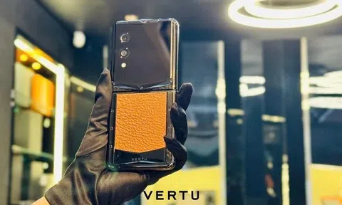 Vertu ra mắt điện thoại gập đắt nhất thế giới được làm từ vàng và da cá sấu, giá trên 600 triệu đồng