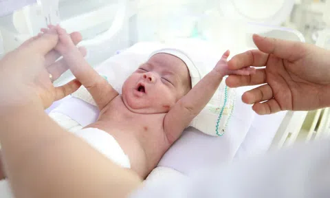 Phú Thọ: Phóng sự ảnh sau 103 ngày hồi sinh bé gái sinh non 24 tuần