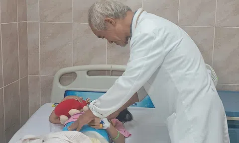 Hành trình ‘giải cứu’ đôi chân lệch của bé gái 5 tuổi ở Tây Ninh