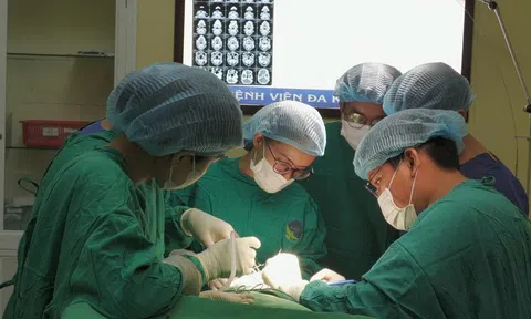 Người đàn ông 7 năm sống chung với khối u tuyến mang tai khổng lồ