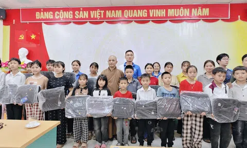 Đoàn thiện nguyện Hà Nội và Phú Thọ thắp hương tưởng niệm anh hùng liệt sĩ, hỗ trợ trường học khó khăn tại Tuyên Quang