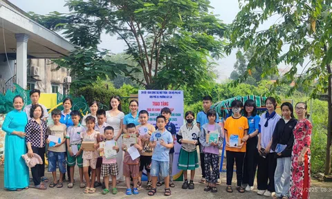 “Trao sách, trao yêu thương” tiếp sức cho học sinh chuẩn bị đến trường