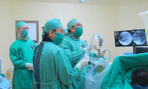 Loại bỏ sỏi san hô gần 2cm bằng kỹ thuật nội soi, bệnh nhân 66 tuổi thoát khỏi cơn đau dai dẳng