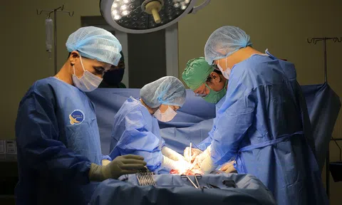 Mẹ ba con thoát cửa tử sau cơn băng huyết dữ dội
