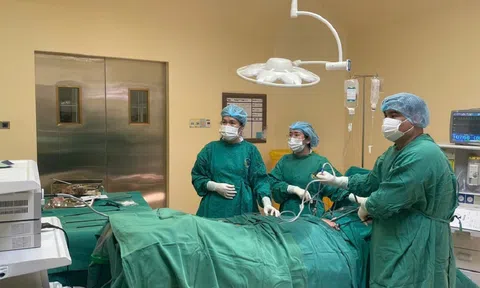 Khối u quái chứa tóc, răng trong bụng cô gái trẻ