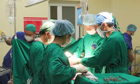Cứu sống nam thanh niên bị đâm xuyên từ lưng đến bụng