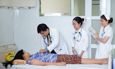 Cứu sống bé gái Campuchia tái sốc sốt xuất huyết nguy kịch