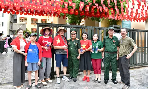 Điểm trường THCS Nguyễn Tri Phương (Hà Nội) đón tiếp người dân dịp Quốc Khánh 2/9