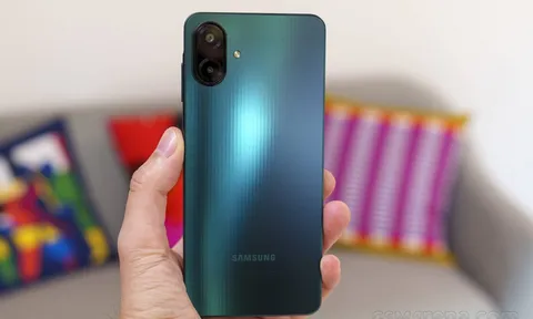 Mở hộp, trên tay Galaxy A07 4G: Điện thoại giá rẻ trang bị xịn, diện mạo đẹp kém gì iPhone 17
