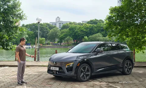 Lên đời VinFast VF 7, khách Việt khẳng định: ‘Không còn lý do để quay lại xe xăng’