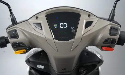 ‘Kẻ hủy diệt Honda Vision’ chính thức ra mắt giá 23 triệu đồng rẻ như Wave Alpha, có màn LCD cực nét