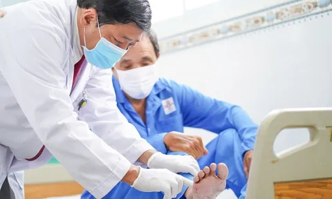 Gắp dị vật trong mu bàn chân người đàn ông sau hơn hai tháng đau nhức