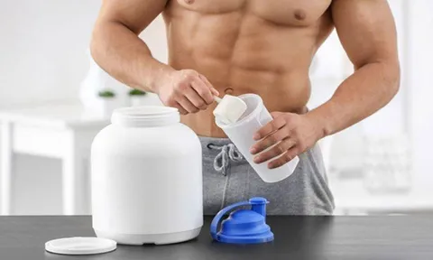 Uống bổ để khỏe, ai ngờ ‘mất lửa’: Mặt trái của thực phẩm bổ sung phòng gym