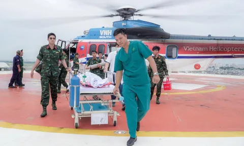 Bay xuyên bão đưa bệnh nhân nghi vỡ gan từ đảo Thuyền Chài về đất liền