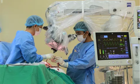 Cứu sống thanh niên 21 tuổi hôn mê sâu do u não tái phát