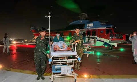 Trực thăng vượt bão đưa ba bệnh nhân từ Trường Sa về đất liền