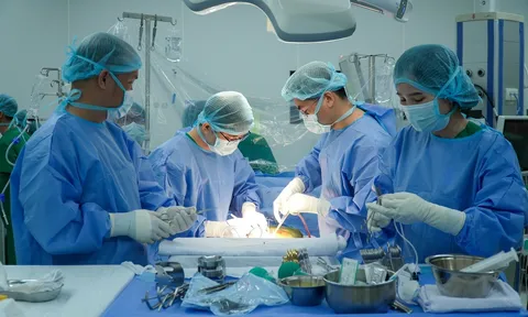 Anh trai hiến gan ‘nối’ nhịp sống cho em trai Quân y