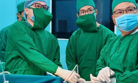 Phẫu thuật cứu sống học sinh 15 tuổi bị thủng dạ dày tại Côn Đảo