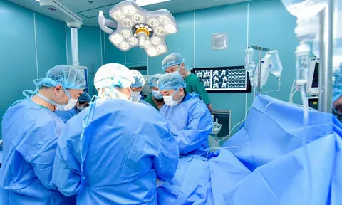 Cứu sống cô gái trẻ bị gãy khung chậu phức tạp sau tai nạn giao thông