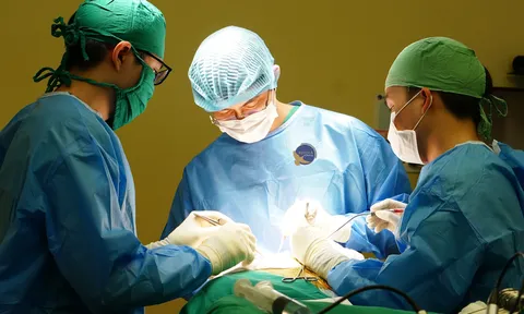 Xuyên đêm cứu sống nữ sinh 16 tuổi hôn mê do xuất huyết não