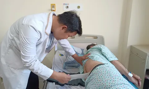 Tưởng chỉ là đau lưng tuổi già, ai ngờ là khối u tủy chèn ép thần kinh