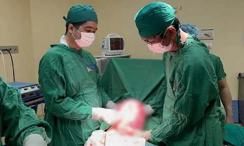 Rong kinh kéo dài, người phụ nữ phát hiện khối u tử cung khổng lồ