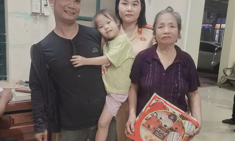 Hà Nội: Nữ Cảnh sát giao thông kịp thời giúp cháu bé đi lạc trở về với gia đình