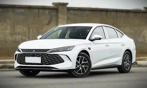 Sedan giá chưa tới 400 triệu, tiết kiệm chỉ 2,7 lít xăng/100 km, khiến Toyota Camry phải dè chừng