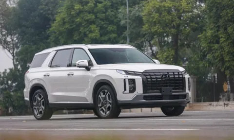 Hyundai Palisade giảm giá hơn 200 triệu, cạnh tranh doanh số với Ford Everest
