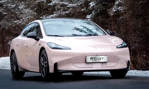 Coupe điện mới trình làng giá hơn 500 triệu, ‘đè bẹp’ ông vua Toyota Camry